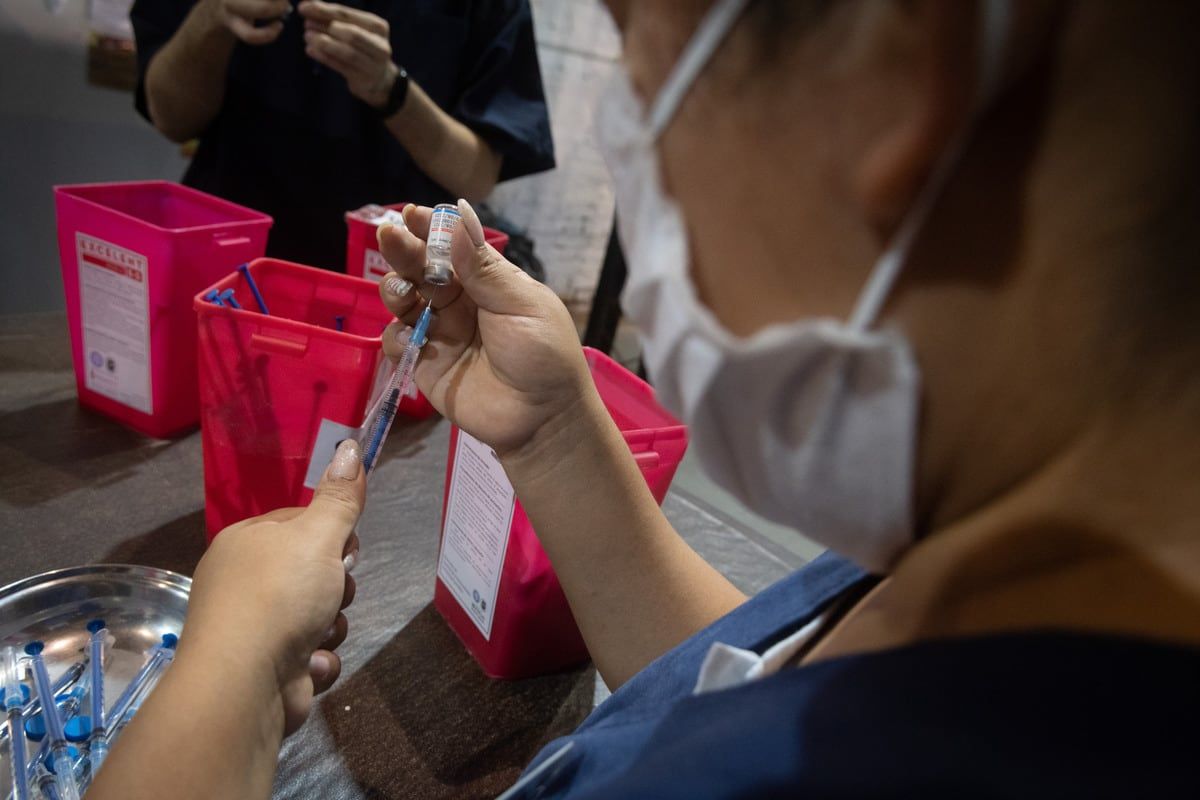 Ante la ola de contagios por ómicron, muchas personas buscan ponerse a tercera dosis.
Foto: Ignacio Blanco / Los Andes    