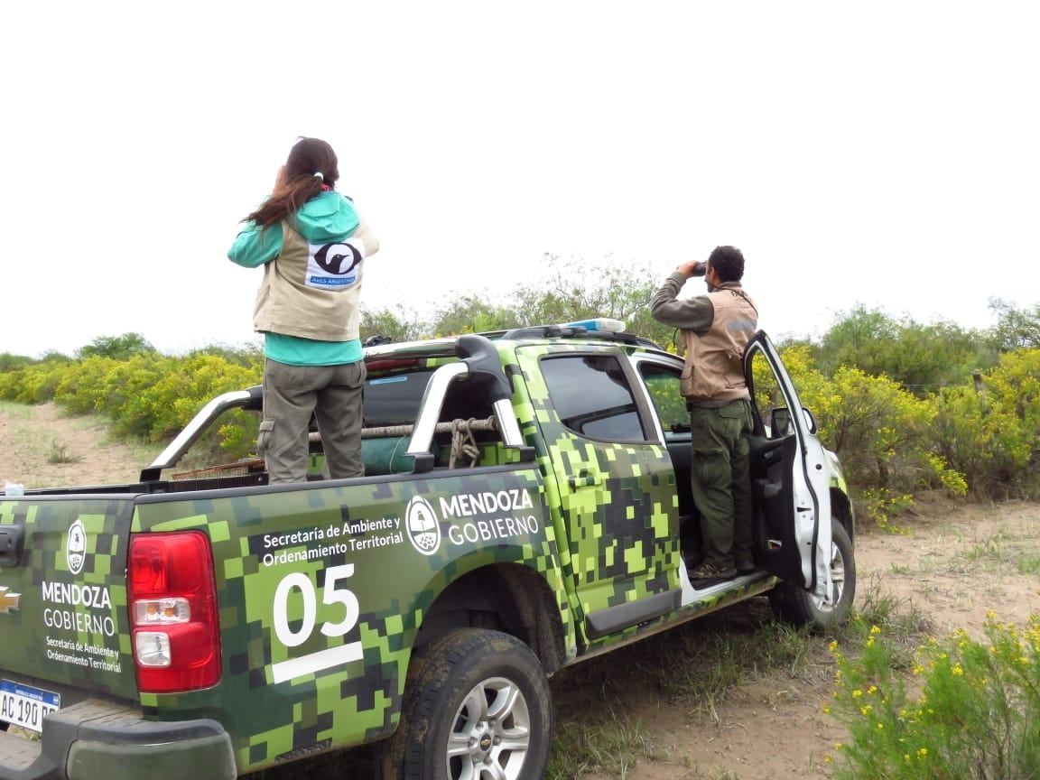Desde el área de Fauna Silvestre de la Dirección de Recursos Naturales Renovables se está capacitando y enseñando a los productores a construir simples rampas de escape en los reservorios de agua. Foto: Dirección de Recursos Naturales y Renovables.