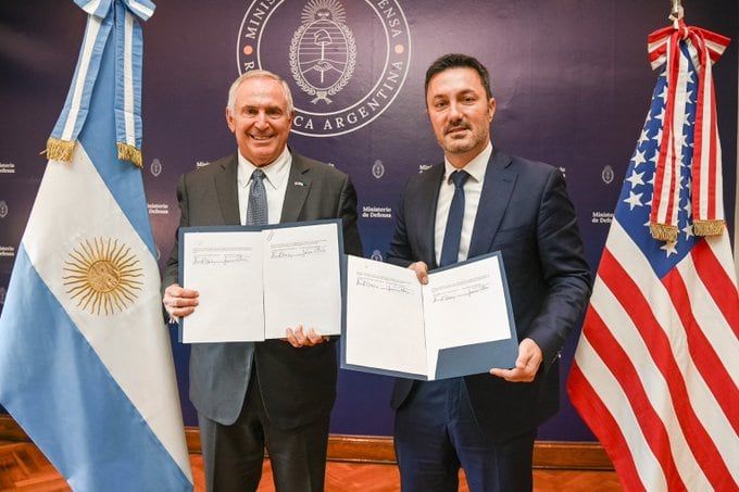 EL ministro de Defensa, Luis Petri, junto al embajador de los Estados Unidos, Marc Stanley, quien alertó sobre la presencia de las FFAA en la base espacial de Neuquén.  Foto: X / @elcancillercom