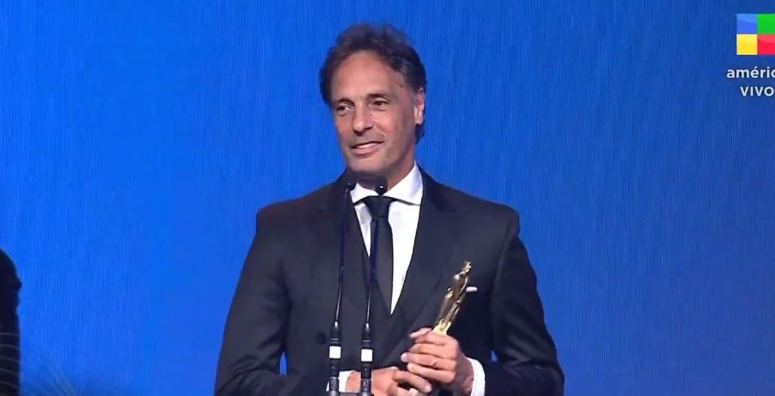 Gustavo López, premiado por su labor periodística deportiva.