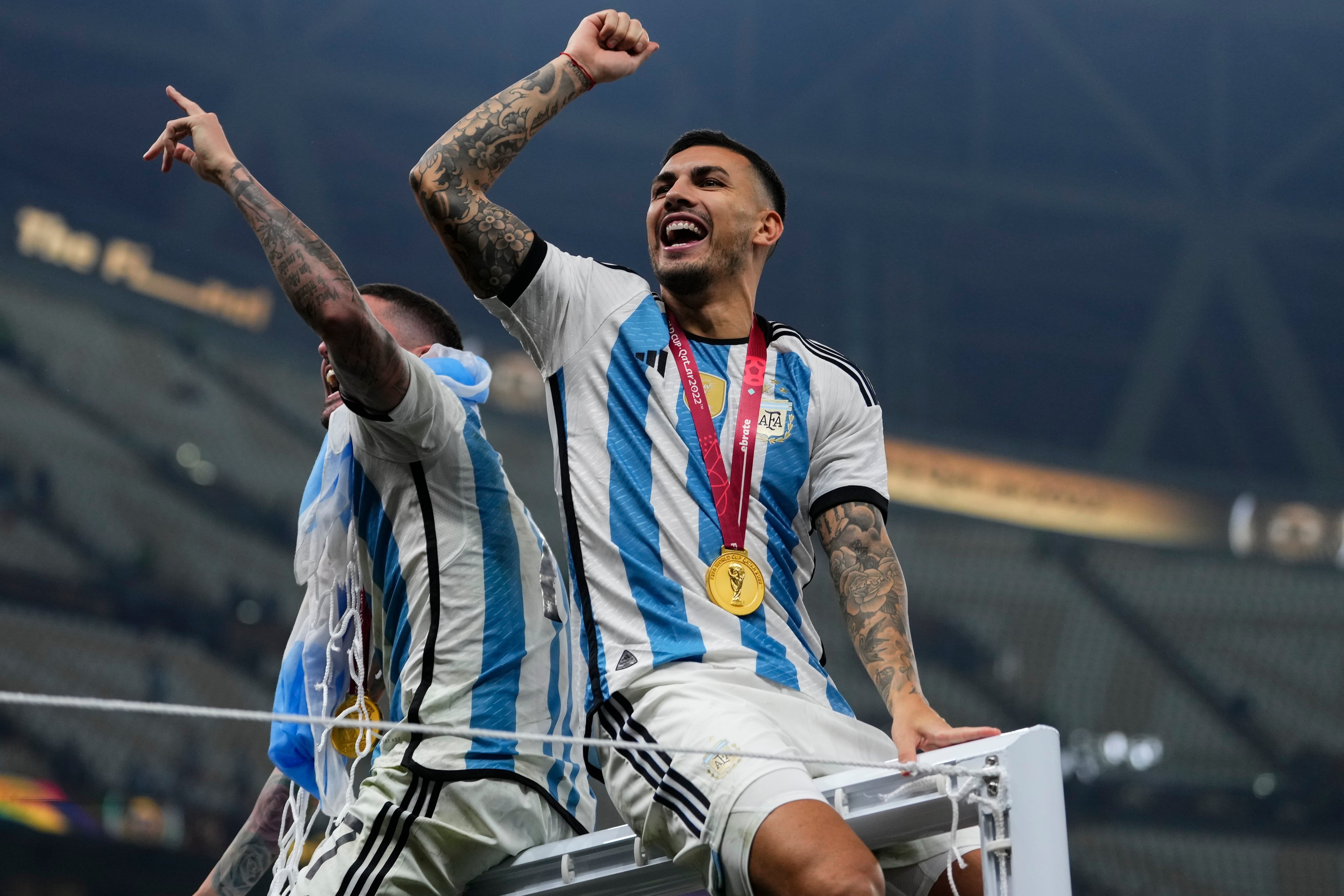 ARCHIVO - El volante argentino Leandro Paredes tras la victoria ante Francia en la final del Mundial, el domingo 18 de diciembre de 2022, en Lusail, Qatar. Paredes ha fichado con la Roma. (AP Foto/Manu Fernández)