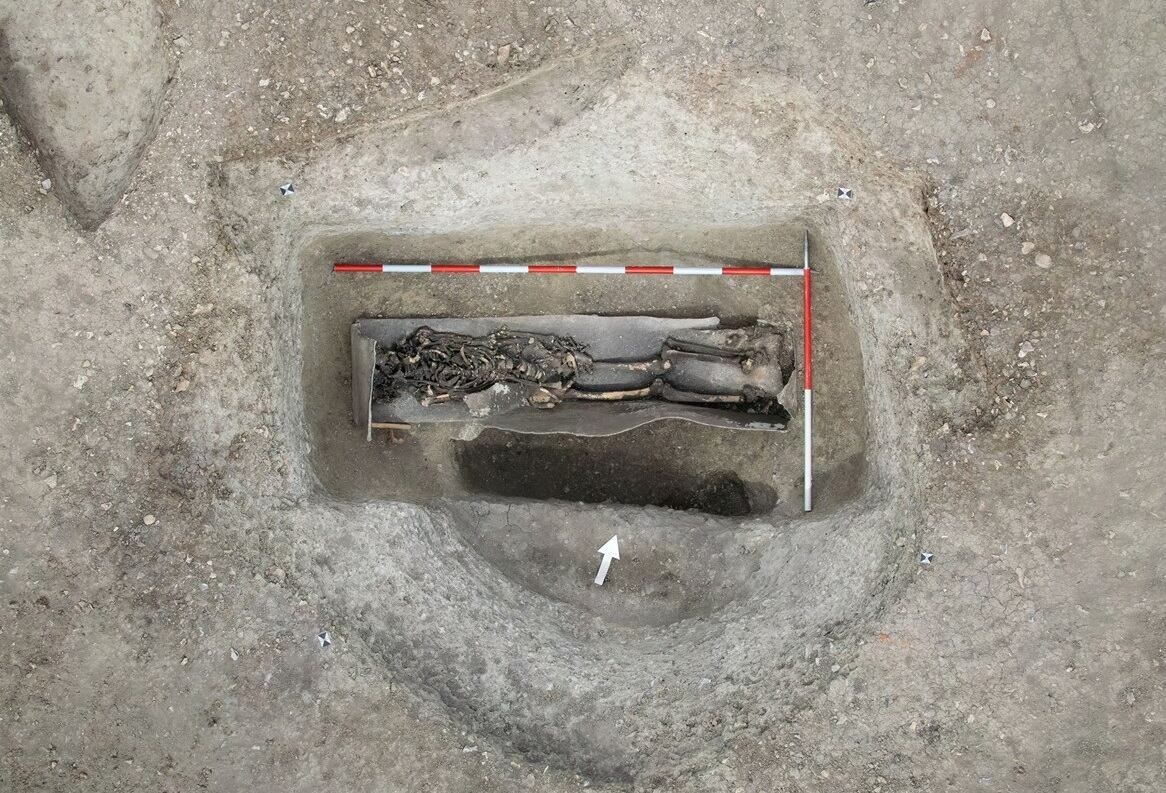 Esqueleto en una tumba revestida de plomo -