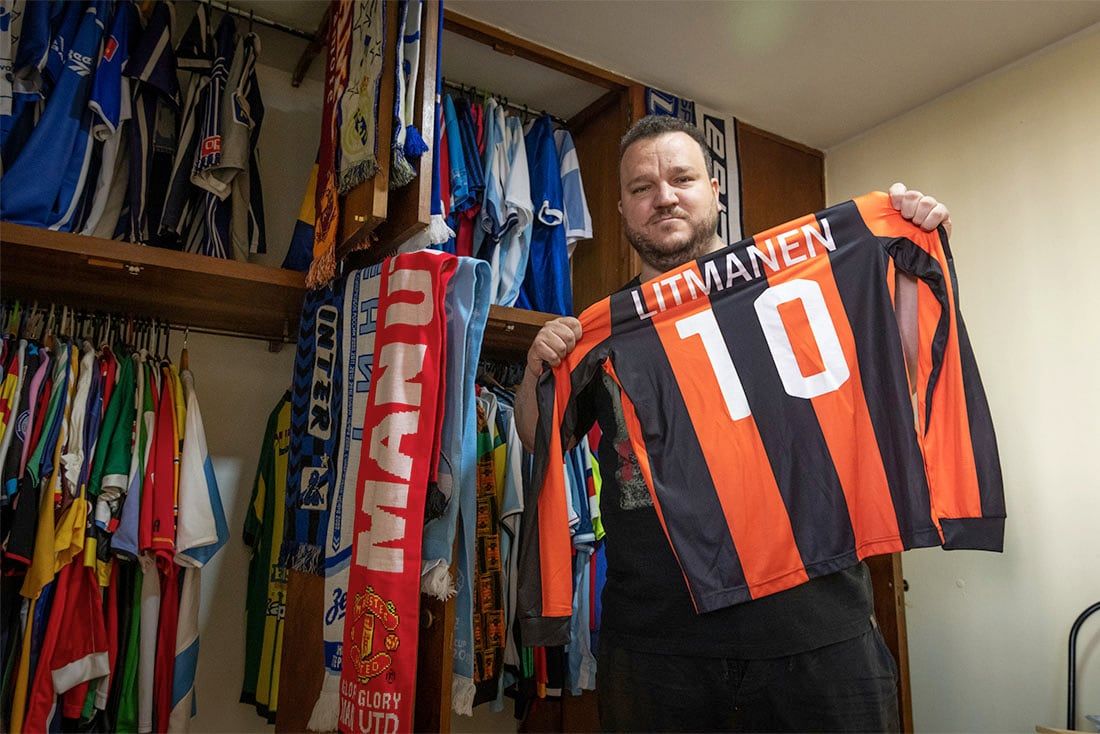 Juan Manuel le mostró a Los Andes su impresionante colección de camisetas deportivas. / Ignacio Blanco - Los Andes