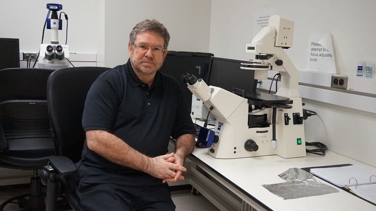 Juan Fueyo analizó la historia de los virus y el comportamiento del ser humano. Gentileza El País.