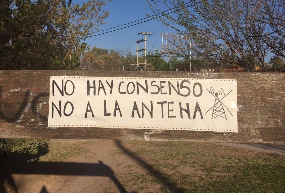 Vecinos de Vistalba rechazan la instalación de una antena en la plaza barrial.