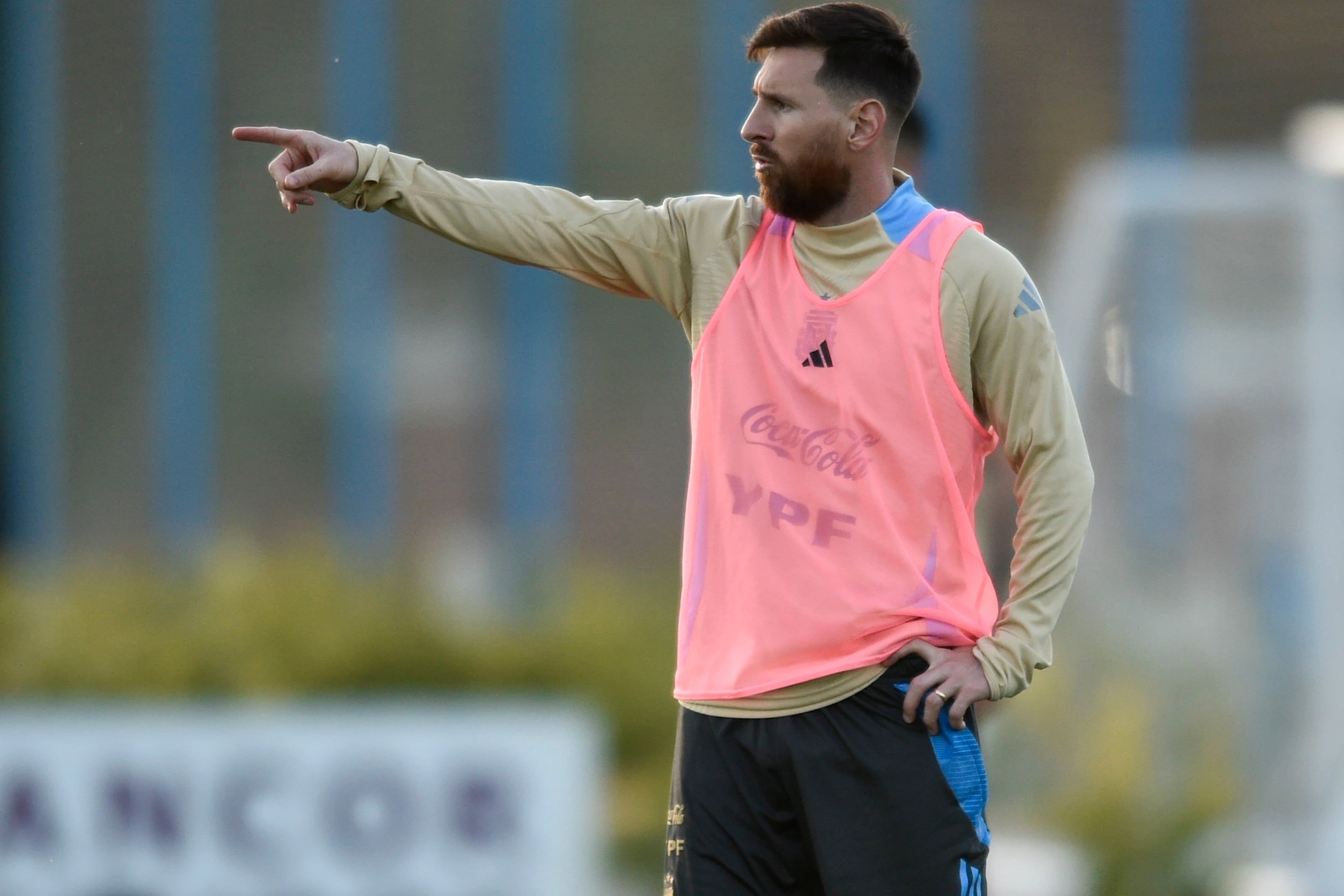 El delantero argentino Lionel Messi durante un entrenamiento de cara al partido contra Paraguay por las eliminatorias del Mundial 2026, el martes 12 de noviembre de 2024. (AP Foto/Gustavo Garello)