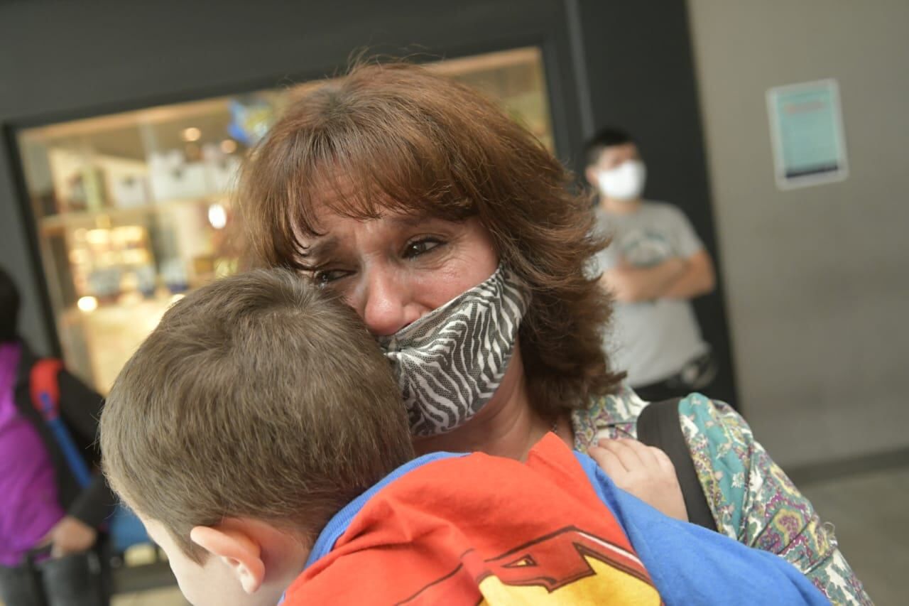 Emoción entre los pasajeros que llegaron a la terminal de Mendoza -