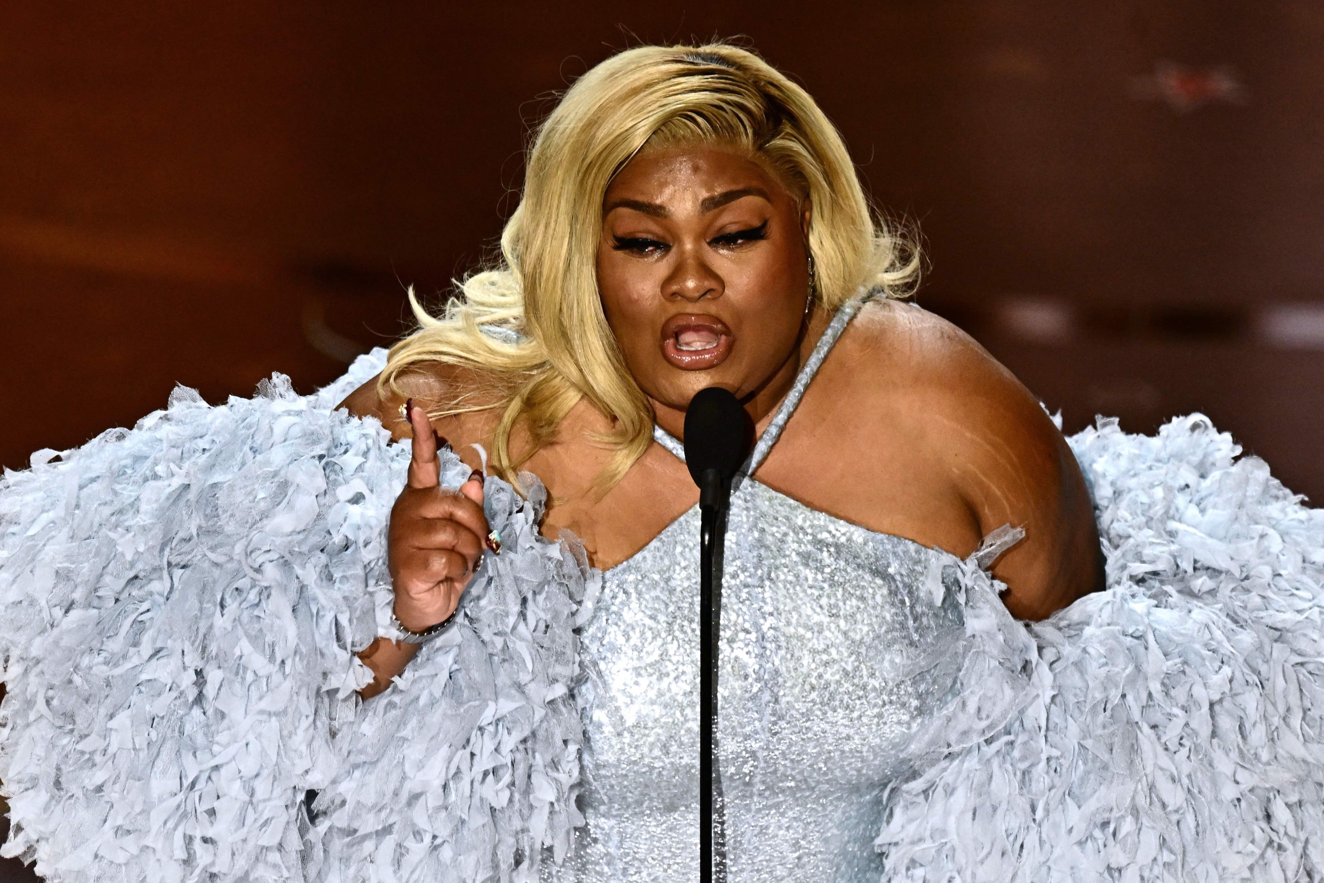 La actriz estadounidense Da'Vine Joy Randolph acepta el premio a la mejor actriz de reparto