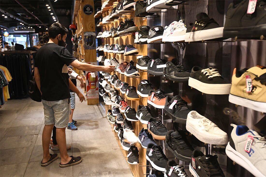 Los empleados de comercio también cerraron aumentos mientras se espera por nuevas paritarias.