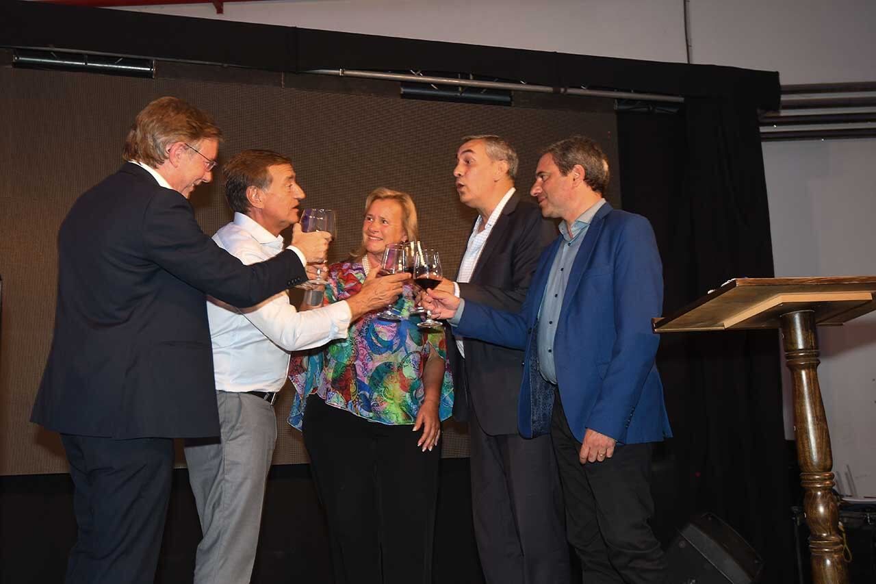 El secretario de Agricultura, Ganadería y Pesca de la Nación, Juan José Bahillo; el gobernador Rodolfo Suarez; la presidente de Bodegas de Argentina, Patricia Ortiz; el ministro de Economía y Energía de la provincia, Enrique Vaquié; y el presidente del Instituto Nacional de Vitivinicultura, Martín Hinojosa, brindan después de los discursos. Foto: José Gutierrez / Los Andes
