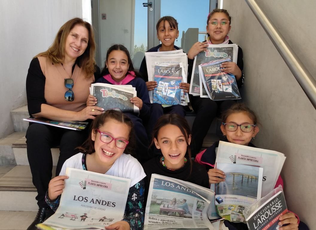 Luisana, Luciana, Leila, Yocelyn, Abril y Yocelyn, acompañadas por, Viviana Laura Torres, la directora.