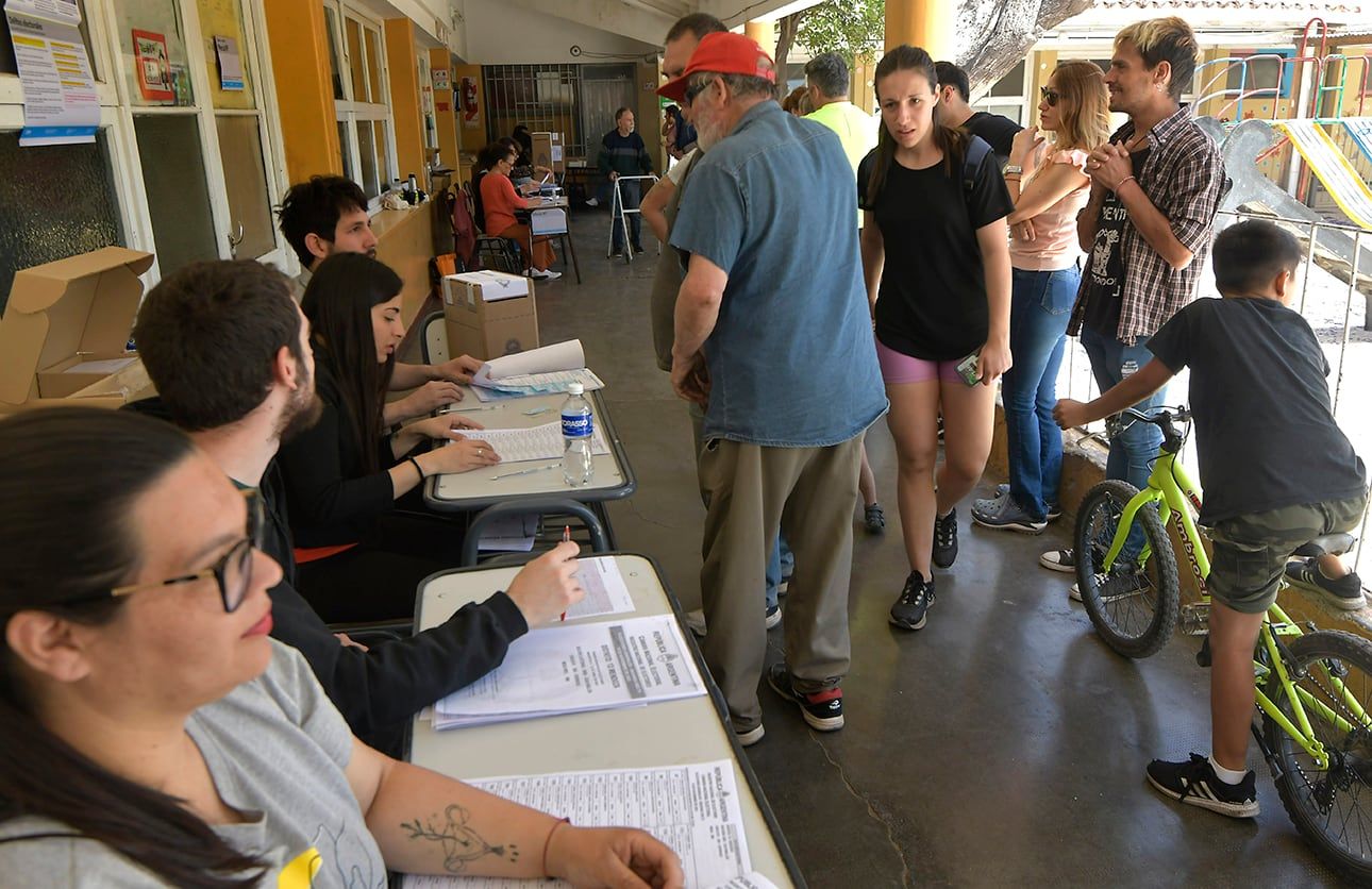 Pasadas las 8 de la mañana de este domingo comenzó el balotaje para definir quién será el próximo Presidente de Argentina. Hay 35 millones de personas habilitadas para votar entre el candidato de Unión por la Patria, Sergio Massa, y el de La Libertad Avanza (LLA), Javier Milei.Escuela Rafael Obligado de Guaymallén Foto: Orlando Pelichotti