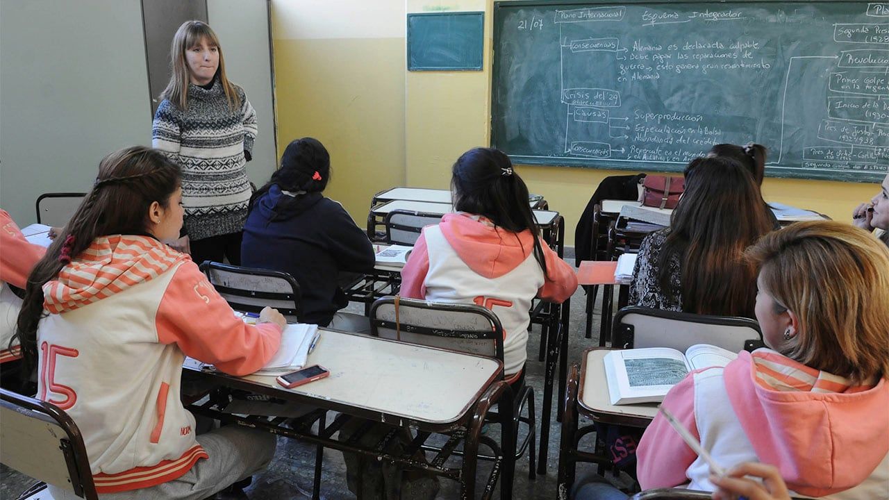 La profesora de historia Cecilia Zaile con alumnos de 5to año
En la escuela Normal Tomas Godoy Cruz comenzaron las clases con poca concurrencia de alumnos