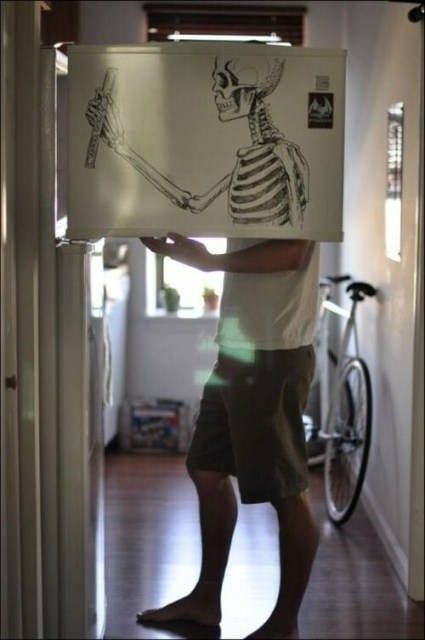 Esto ocurre si abrimos la heladera descalzos.