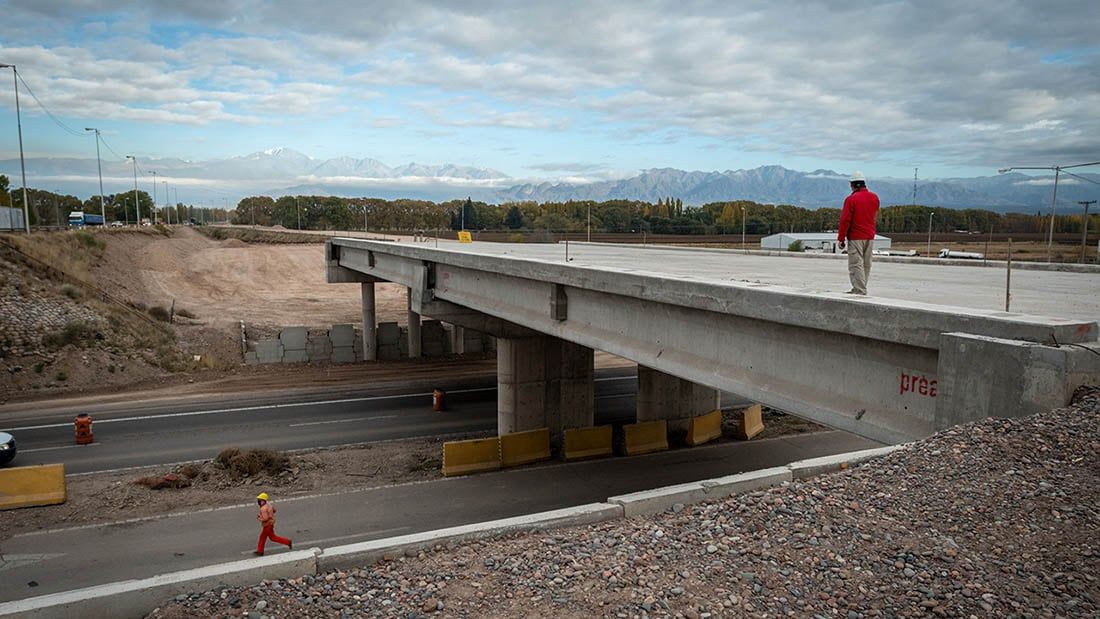 La variante Palmira es una de las obras  más importantes y estratégicas de Mendoza, tiene la mira puesta en potenciar el Corredor Bioceánico.
Con la variante Palmira, se podrán desviar los vehículos de carga pesada que circulan por la Ruta 7 con dirección a Chile, sin tener que atravesar calles o avenidas del Gran Mendoza.

Foto: Ignacio Blanco / Los Andes  