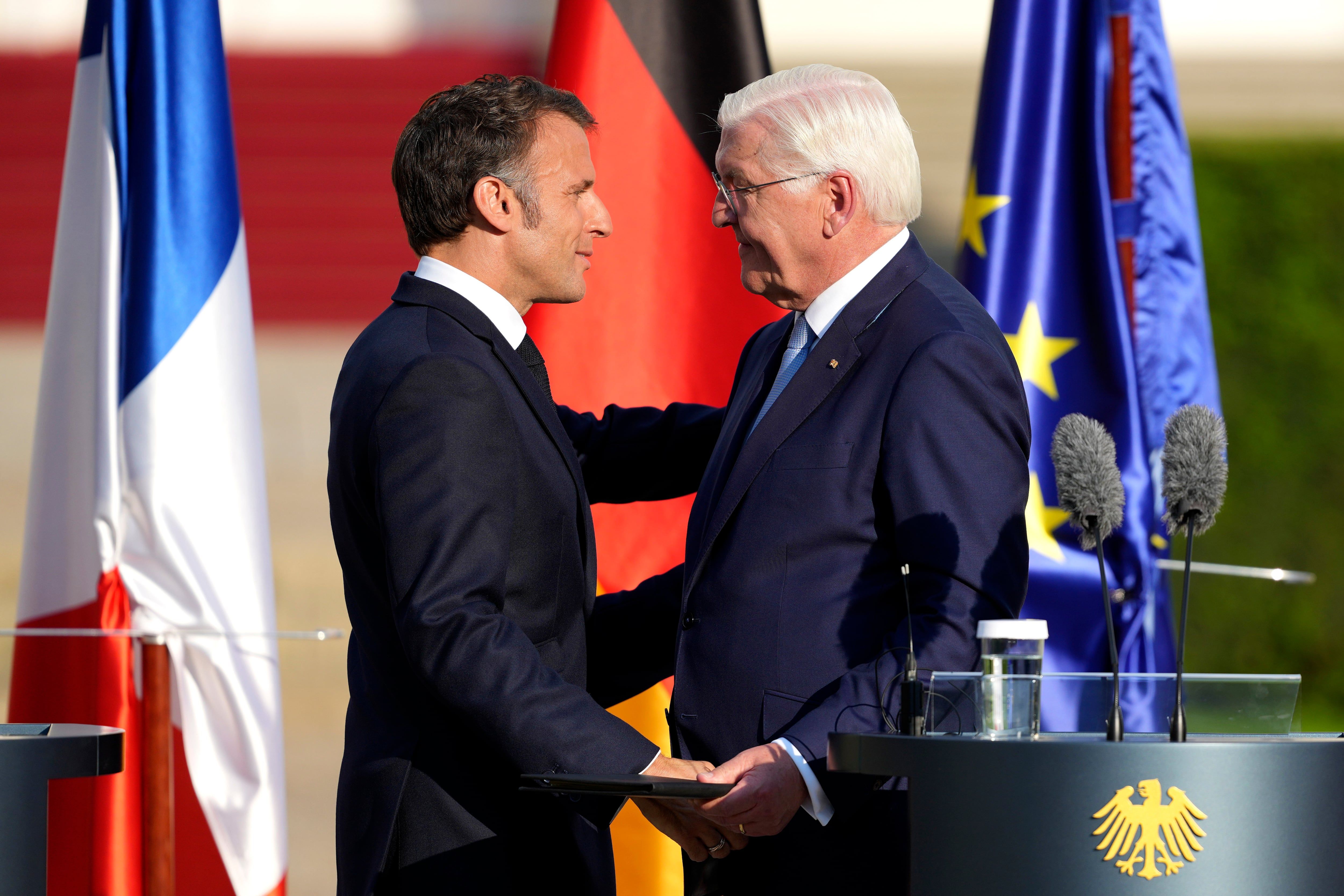 El presidente alemán Frank-Walter Steinmeier, a la derecha, y su homólogo francés Emmanuel Macron, al final de una conferencia de prensa en Bellevue Place, el domingo 26 de mayo de 2024, en Berlín. (AP Foto/Markus Schreiber)