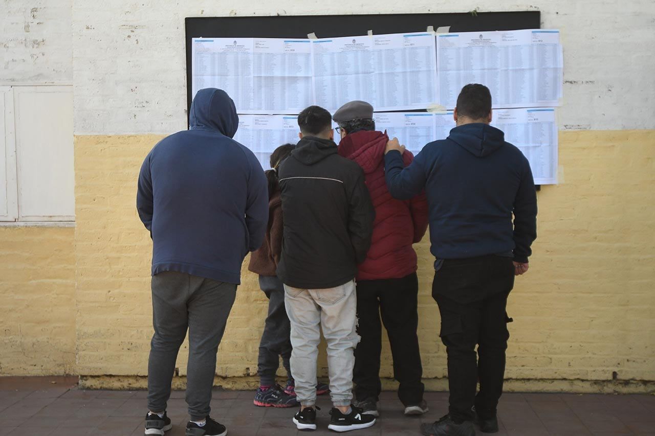 Elecciones provinciales PASO 2023 en la provincia de Mendoza.
En la Escuela Leandro Alem de Guaymallén, una mañana electoral tranquila pero fría.
Foto: José Gutierrez / Los Andes