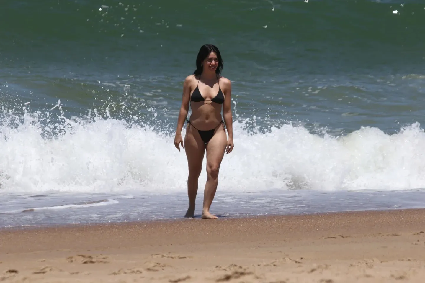 Lali Espósito subió las temperaturas con un bikini negro en Punta del Este.