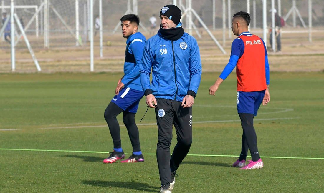 El entrenador Sebastián Méndez durante el entrenamiento de del club Godoy Cruz Antonio Tomba.