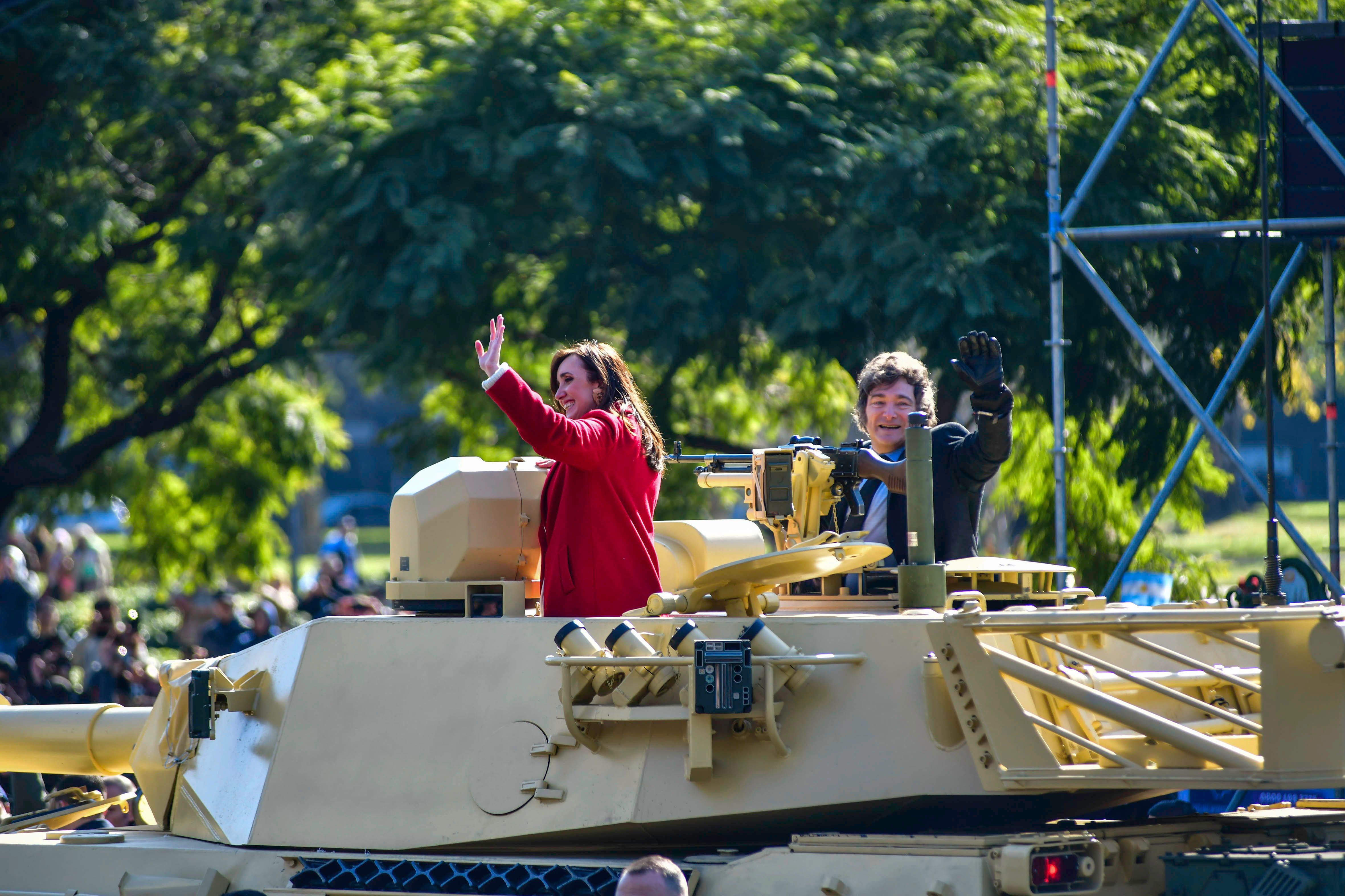 El presidente Javier Milei y la vicepresidente Victoria  Villarruel en un tanque    / NA