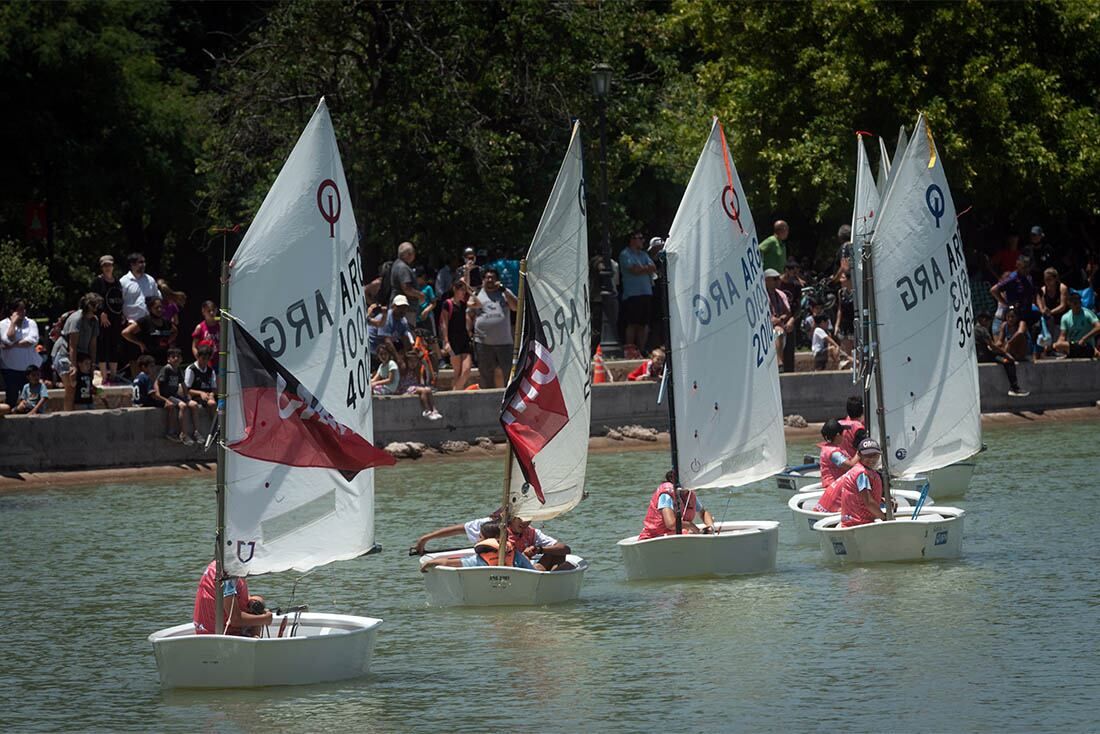112° Aniversario del Club Mendoza de Regatas
Exhibición Aérea y acuática en el Lago del Parque general San Martín.  Foto Ignacio Blanco / Los Andes