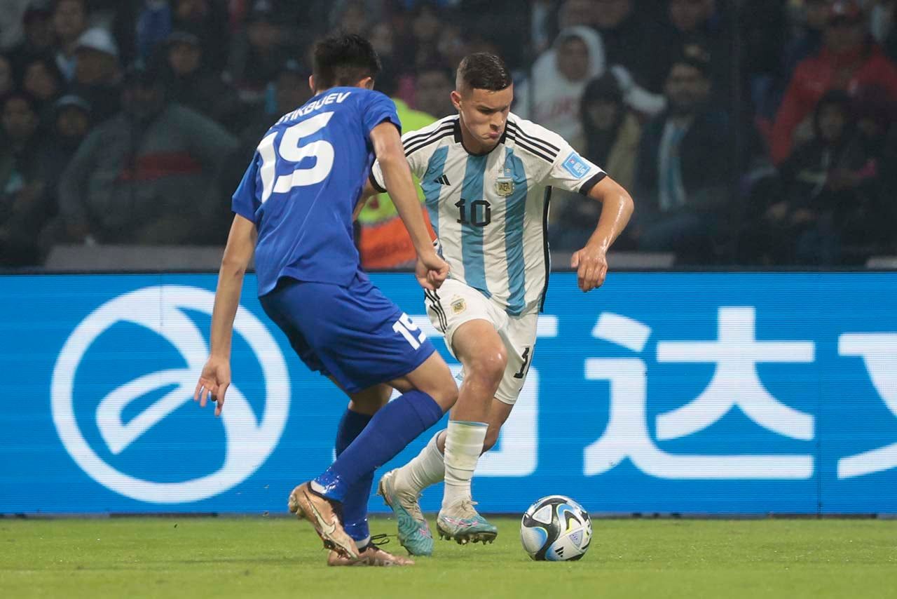 Valentín Carboni de Argentina disputa un balón con Diyorbek Ortikboev de Uzbekistán en un partido de la Copa Mundial de Fútbol sub-20
. EFE/ Juan Ignacio Roncoroni