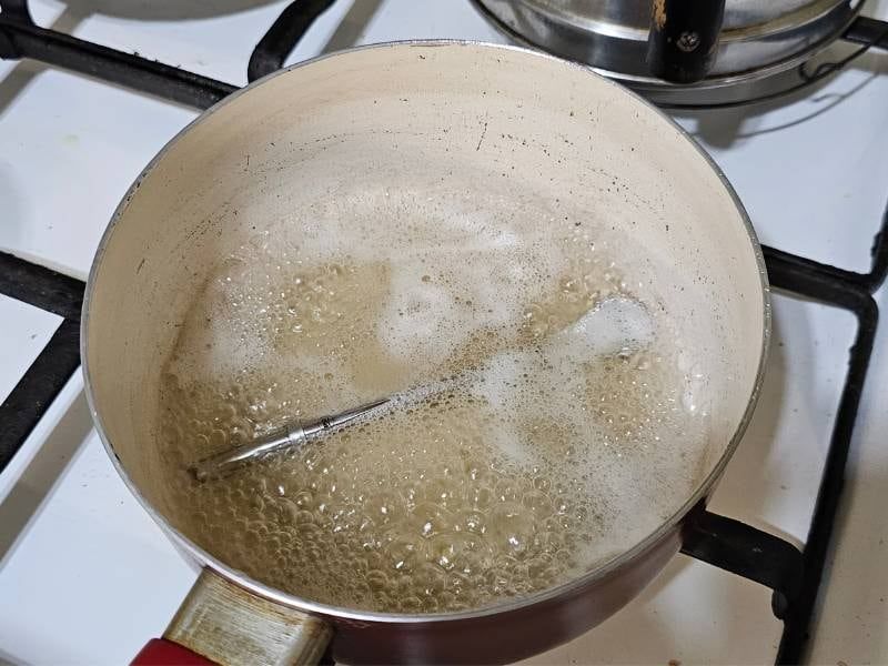 Este es el modo de limpiar las bombillas sucias.