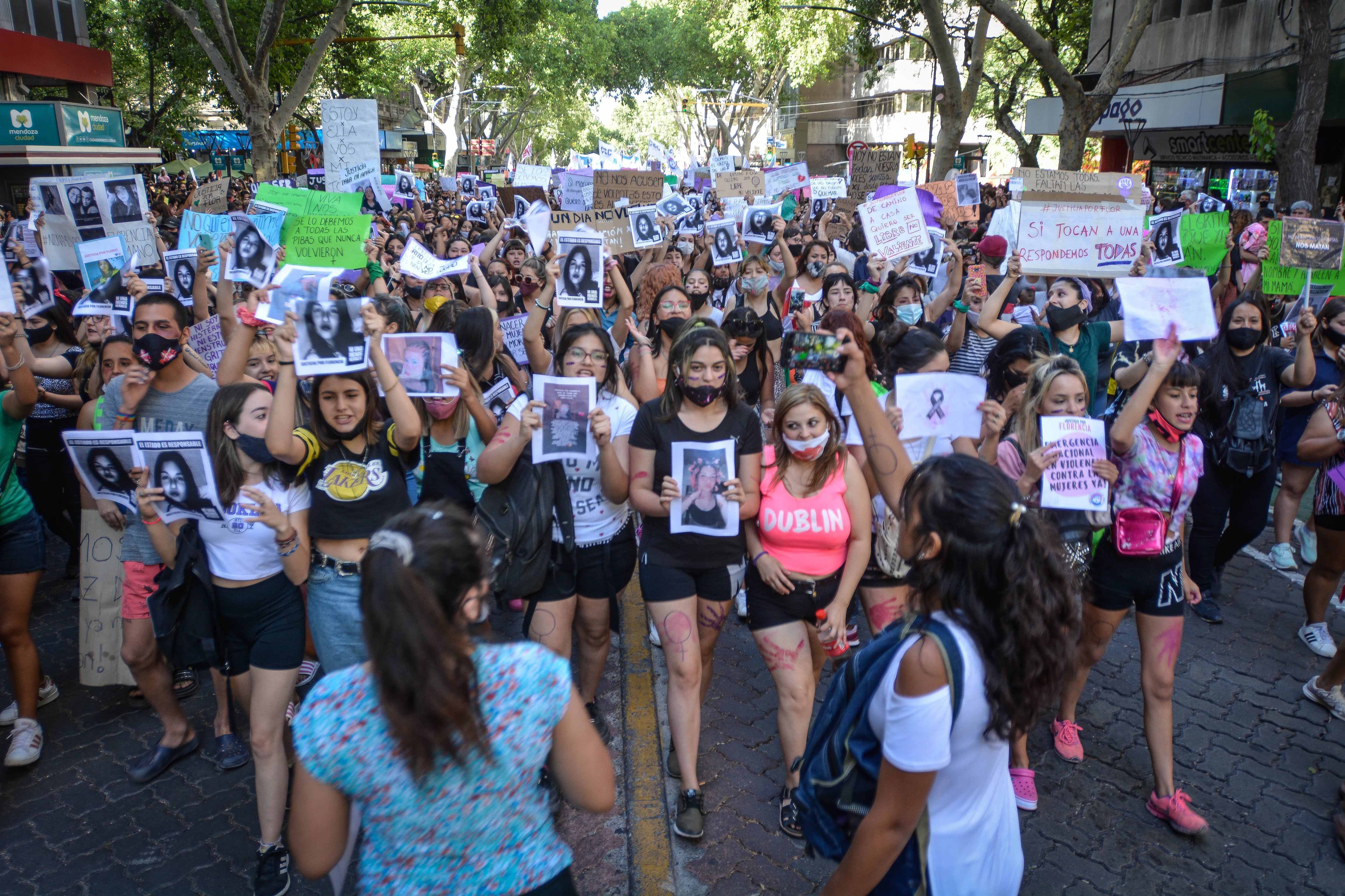 Multitudinario pedido de justicia por Florencia Romano en las calles del centro de Mendoza.
