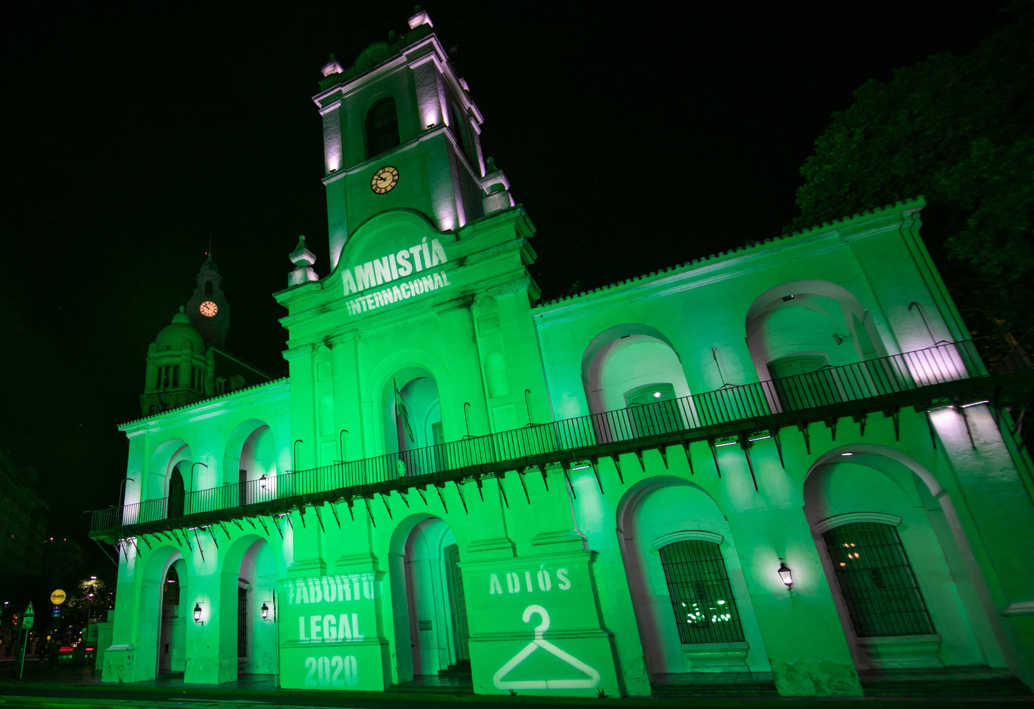 El Cabildo se iluminó de verde para apoyar el proyecto de interrupción legal del embarazo.