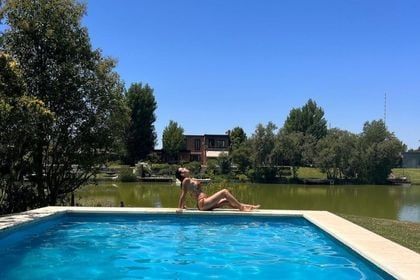 Floppy Tesouro disfrutó del domingo desde su piscina.
