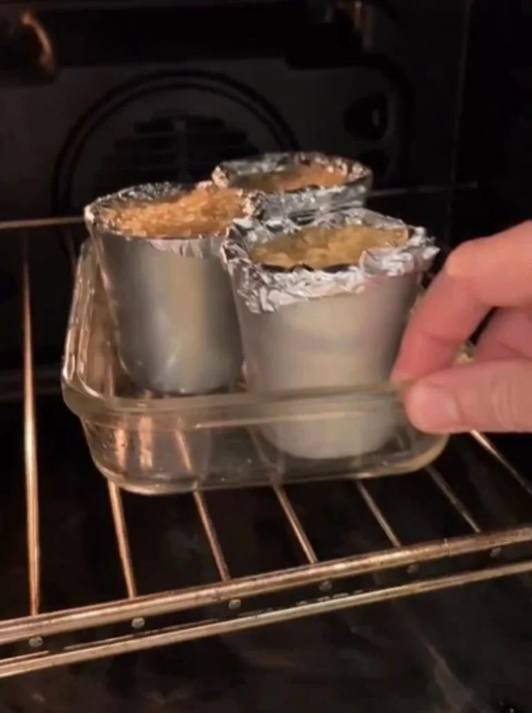 Tu infusión caliente puede elevarse con el uso de este vaso.