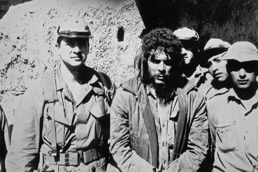 El agente de la CIA Felix Rodriguez (izq.) junto al Che Guevara en Bolivia. Compañero de armas de Fidel Castro, el médico argentino Ernesto