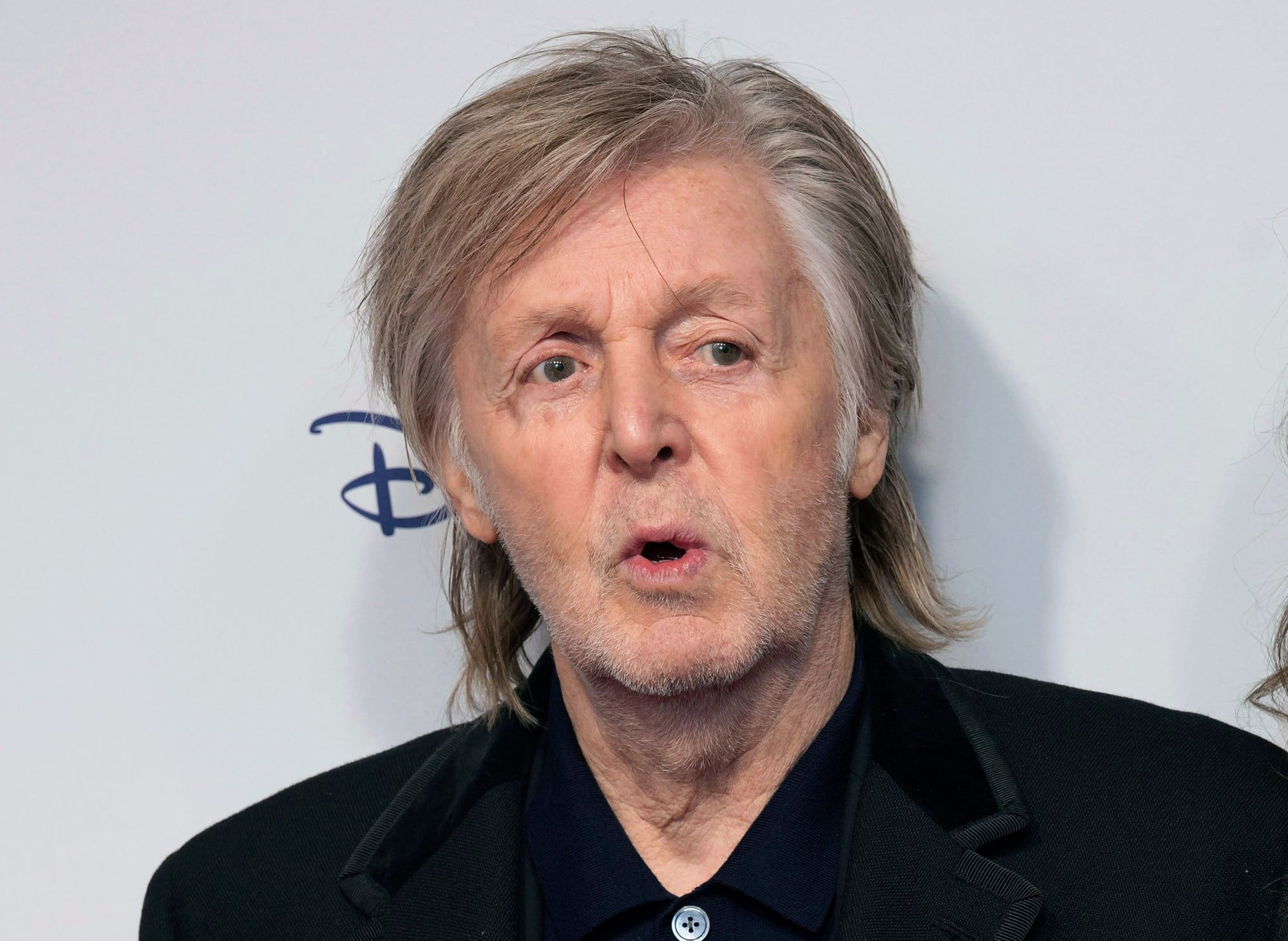 ARCHIVO - Paul McCartney y Nancy Shevell posan para la foto en el estreno de la película 'If These Walls Could Sing' en Londres, 12 de diciembre de 2022. Se ha utilizado inteligencia artificial para extraer la voz de John Lennon de una vieja cinta para crear 
