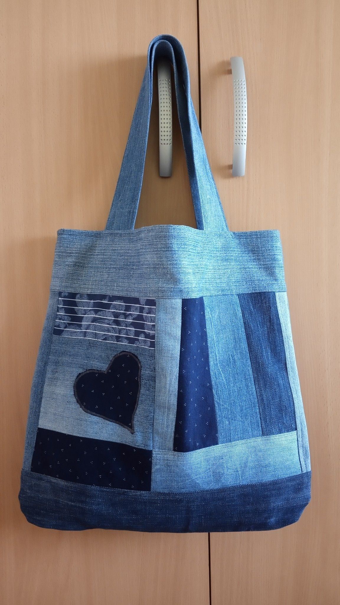 Así de sencillo podés convertir un jean en un bolso.