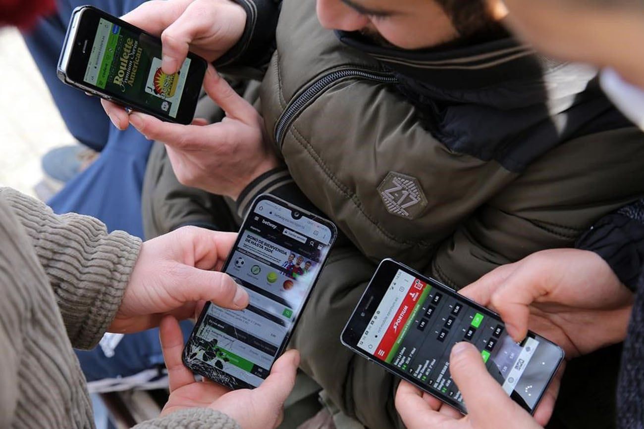 Las autoridades advierten sobre las principales consecuencias de las adicción a las apuestas online: endeudamiento, irritabilidad, baja autoestima, depresión, alteraciones del sueño y pérdida de interés, y hasta puede llevar al suicidio. 

(Freepik)