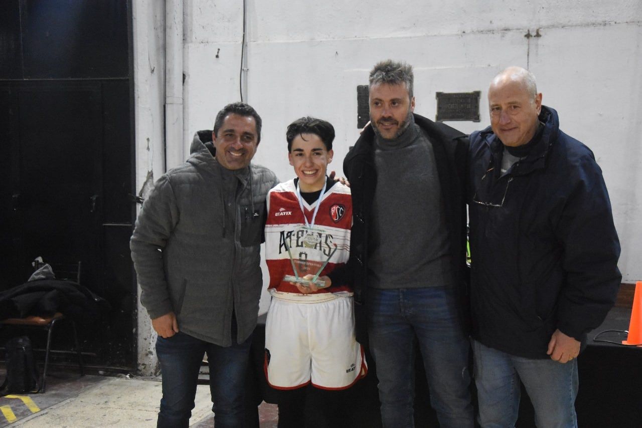 Nahuel García, presidente de Atenas, Luisina Gentile, MVP de la serie final, Nicolás Popón, presidente de la FBPM y Enrique Tolcachier, director deportivo de la FBPM. / Gentileza: Salto Inicial.
