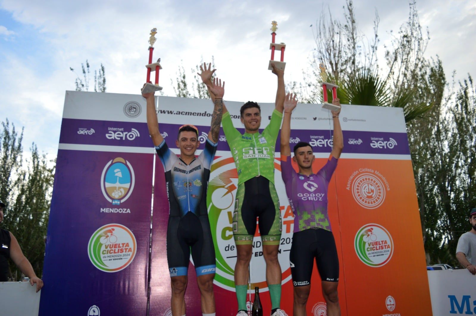 Cobarrubia, del SEP de San Juan, estuvo acompañado en el podio por Mauricio Páez y Matías Contreras. / Gentileza.