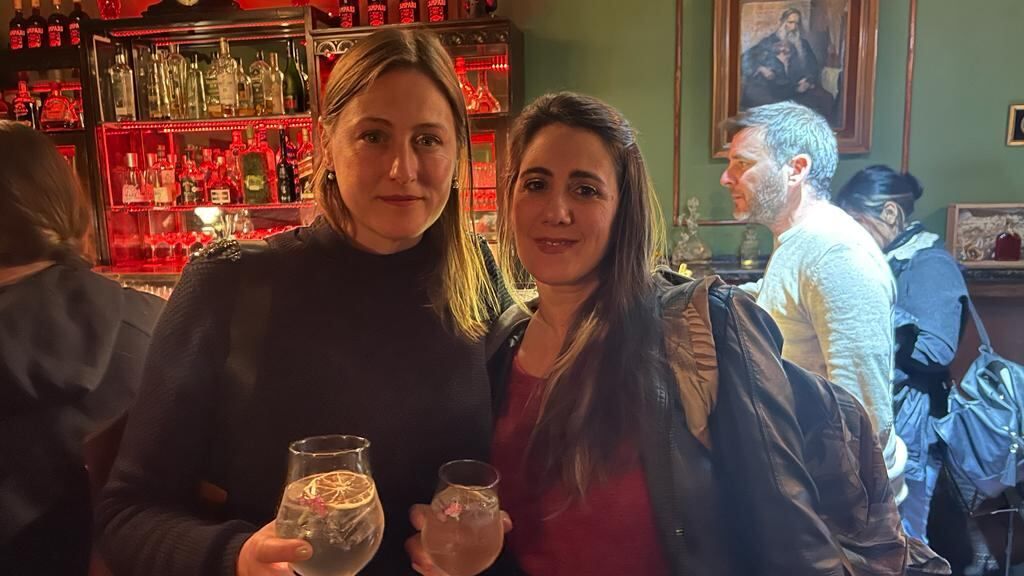 Celeste Pesce y Jazmín Built brindando con un Tonic N8