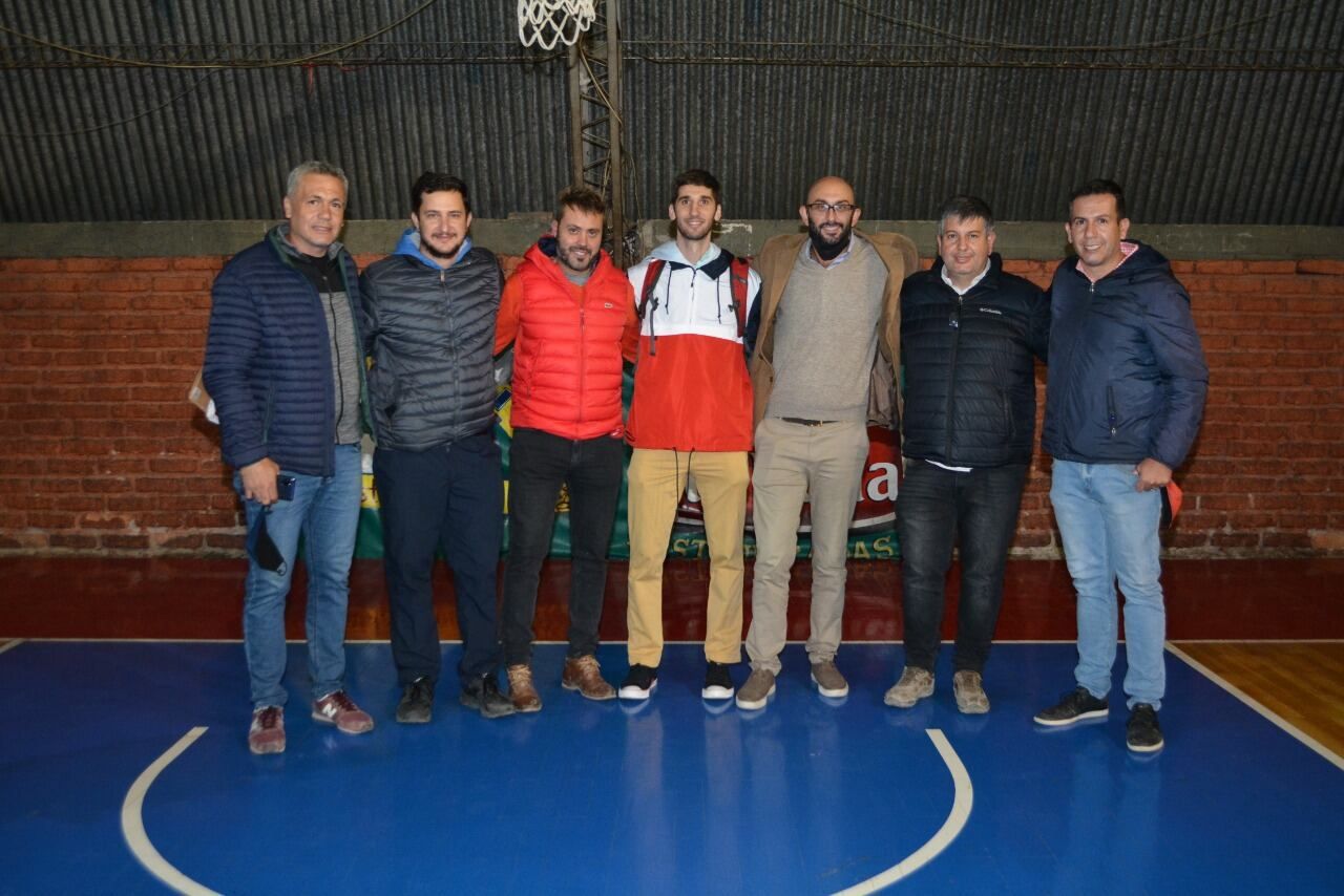 Nicolás Popón junto a su equipo de trabajo: Eduardo Martín; Augusto Carignano; Andy Berman; Diego Cantón; Daniel Quintana y Fernando Martín. Faltan: Nahuel García; Enrique Tolcachier y José Luis Sáez./ Gentileza: ANDRES AREQUIPA