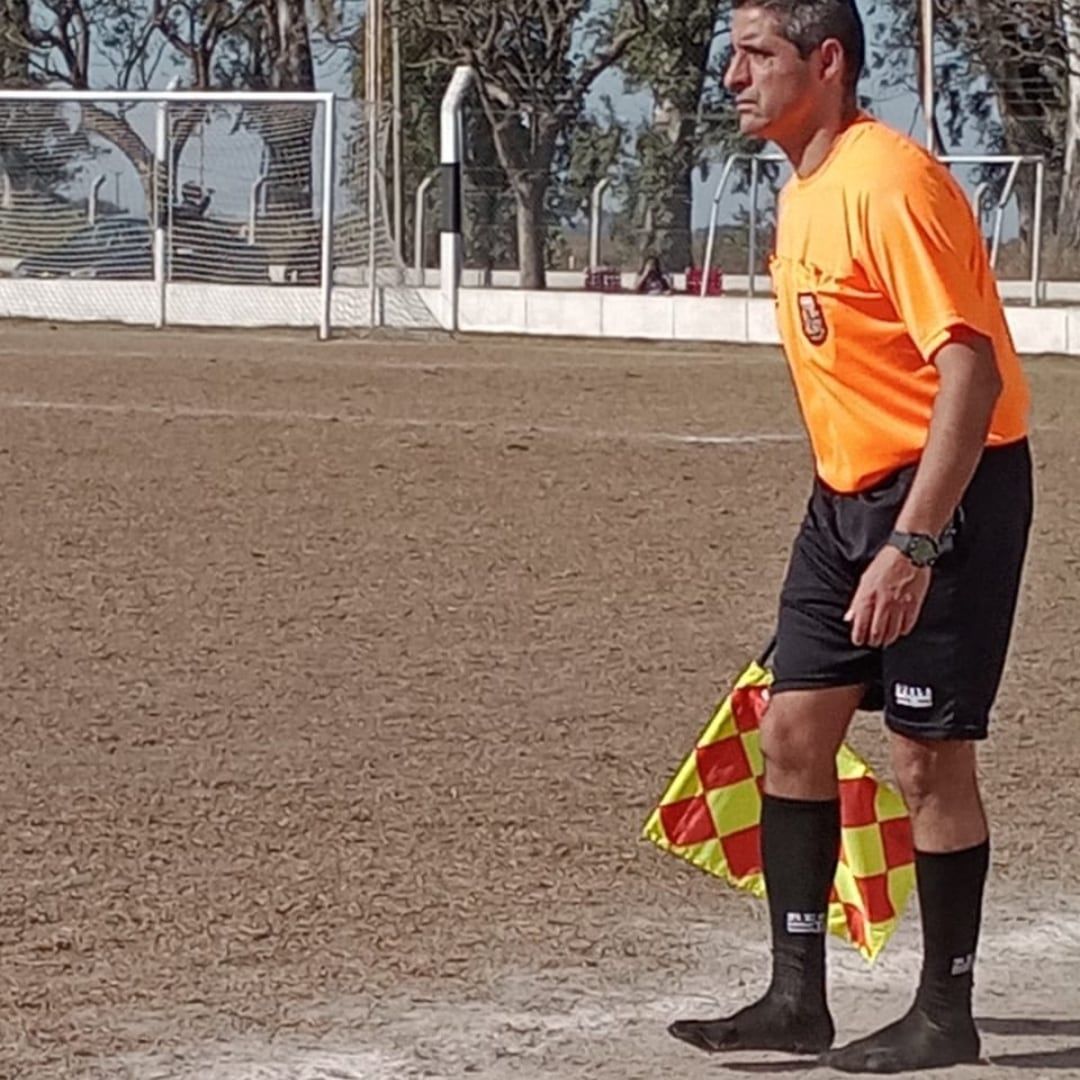 Un árbitro le prestó sus botines a un jóven que se había quedado descalzo durante un partido. Facebook