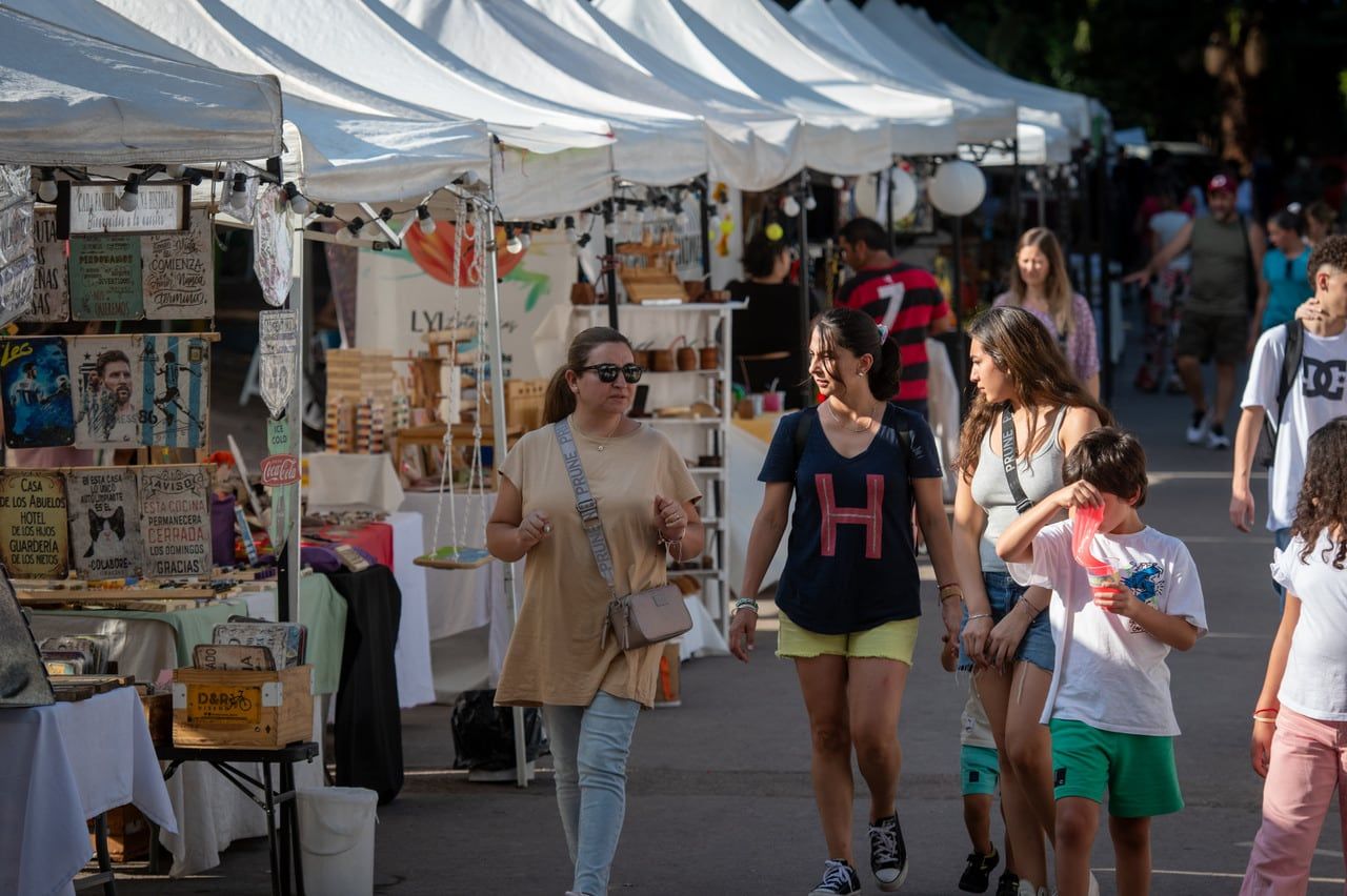 Es un planazo visitar las ferias de moda circular que están siendo muy populares en Mendoza. 
Foto: Ignacio Blanco / Los Andes