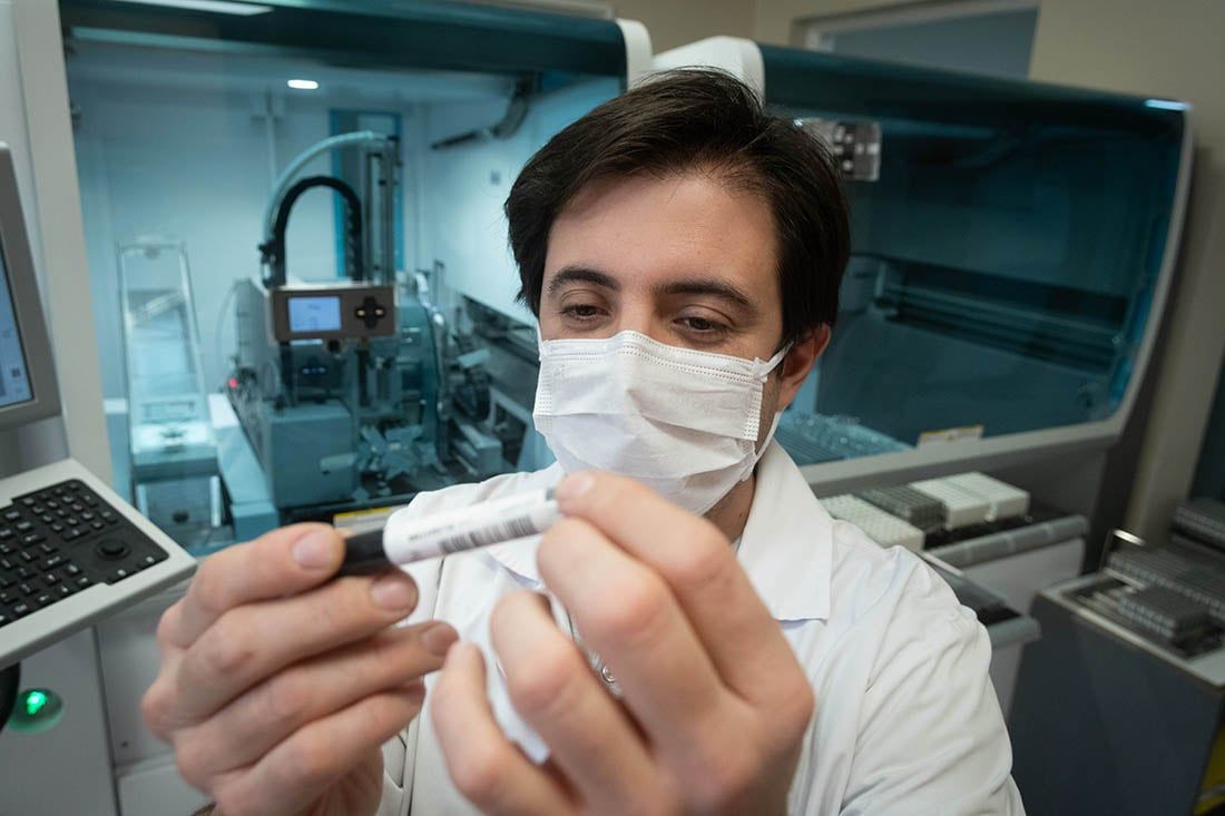 Nicolás Di Milta preparando muestras para análisis -