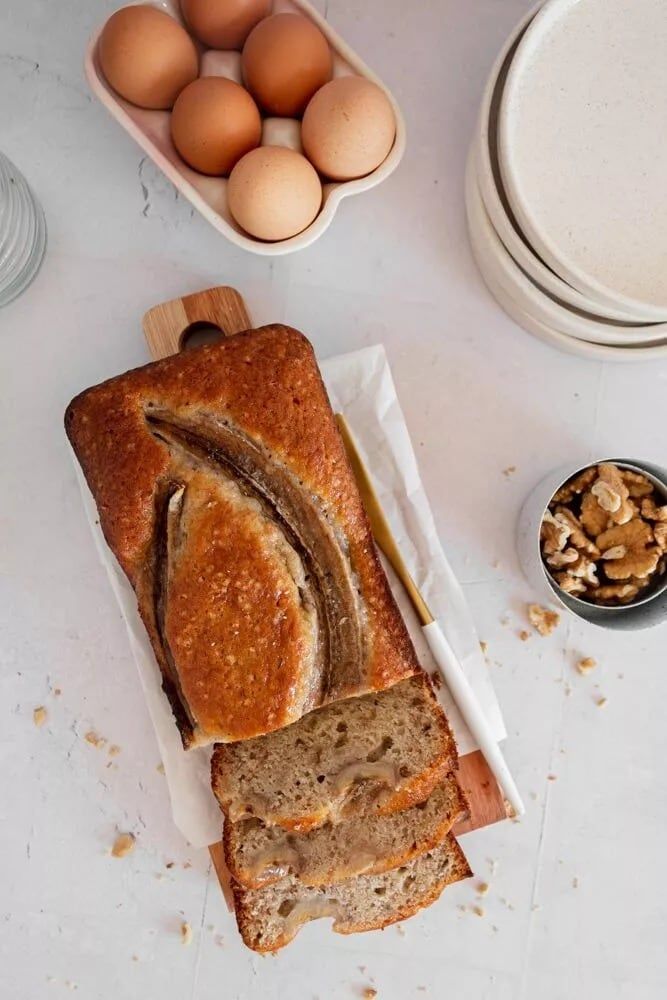 Se trata de un budín de banana fit que lleva pocos ingredientes y no contiene harina ni azúcar.