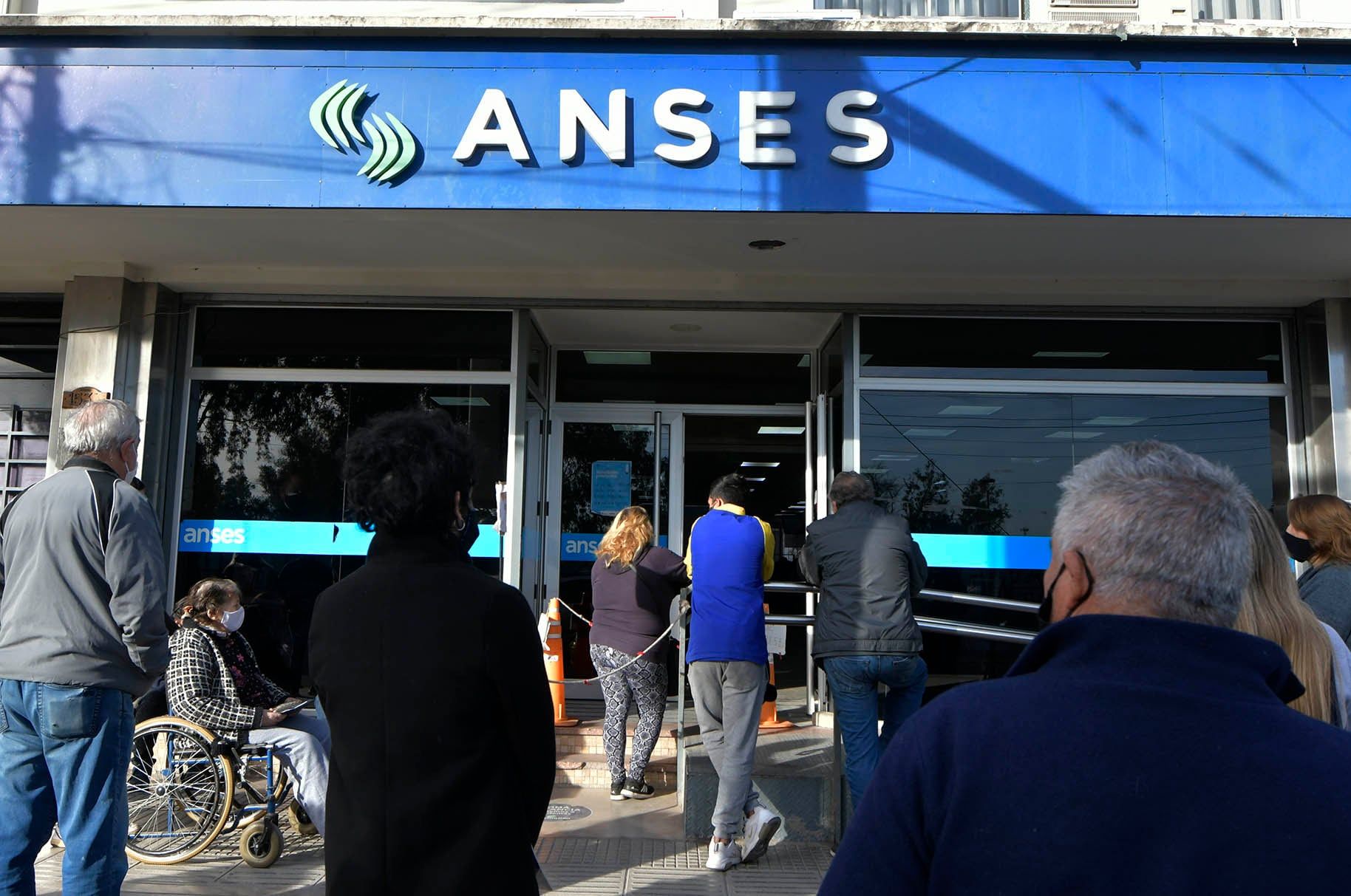 Sede de Anses en Mendoza. Foto: Orlando Pelichotti / Los Andes
