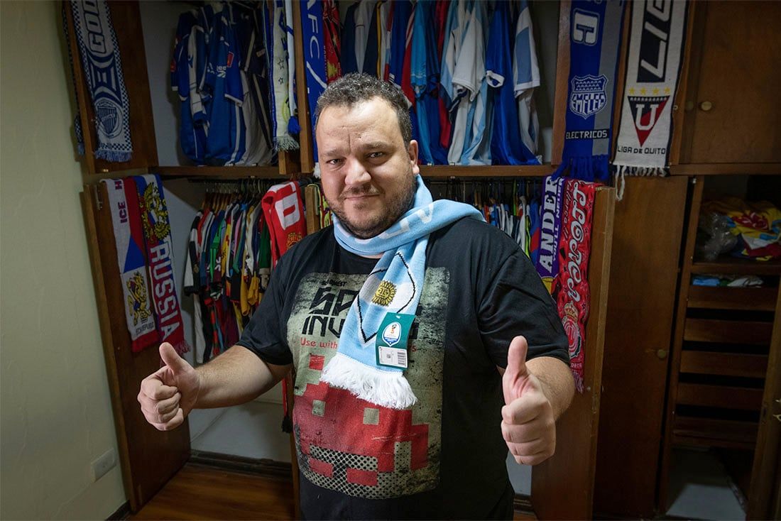 Juan Manuel Martínez, coleccionista de camisetas de fútbol. / Ignacio Blanco - Los Andes