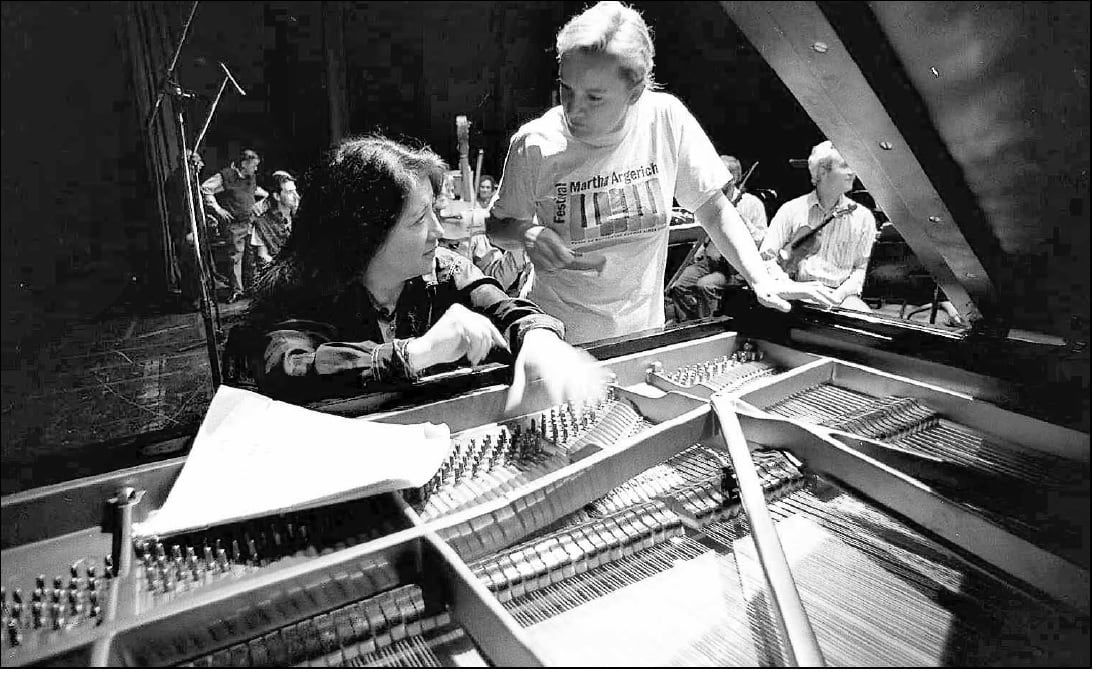Argerich y la maestra Ligia Amadio discuten en torno a la partitura de Prokófiev. Foto: Claudio Gutiérrez para Los Andes.