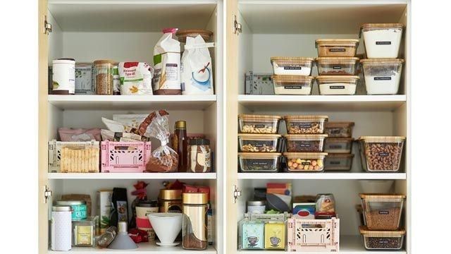 Si compras condimentos, arroz, jabón en polvo o cualquier producto que venga en paquete, no lo guardes en la alacena así; sino pasalo a un frasco o contenedor y etiquetalos.