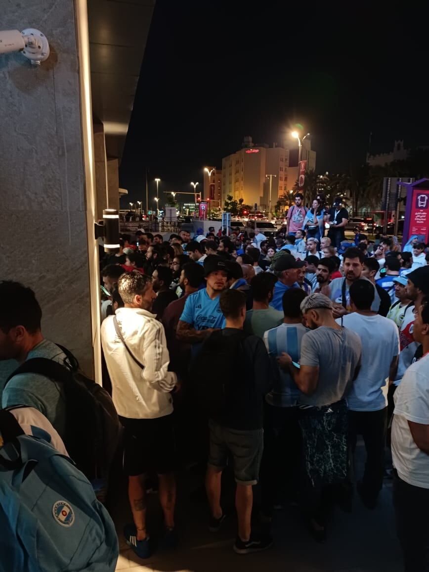 Hinchas reclamando respuestas por la venta de entradas. / Foto: La Voz