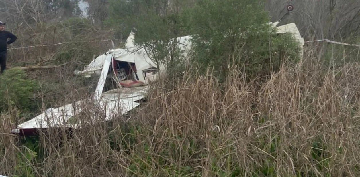 La aeronave quedó gravemente dañada y con sus ruedas hacia arriba. Foto: BVGR.