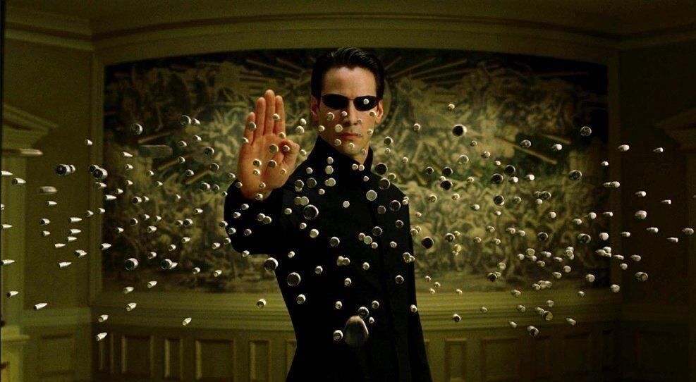Neo (Keanu Reeves) en una de las escenas clásicas de la saga de "Matrix" (Twitter).